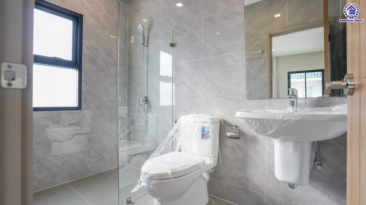 บ้านมือสองตกแต่งใหม่ โครงการ บ้านสวนพุทธมณฑล พุทธมณฑลสาย1 หลังมุม เนื้อที่ 126.7 ตร.ว. พื้นที่ใช้สอย 458.18 ตร.ม. ฟังก์ชัน 4 ห้องนอน 5 ห้องน้ำ 1 ห้องอเนกประสงค์ 1 ห้องแม่บ้าน จอดรถได้ 3 คัน บนทำเลเดินทางสะดวก ติดถนนพุทธมณฑลสาย1 เชื่อมต่อถนนบรมราชชนนี ใกล้ทางด่วน "คู่ขนานลอยฟ้าบรมราชชนนี" และเซ็นทรัล ปิ่นเกล้า