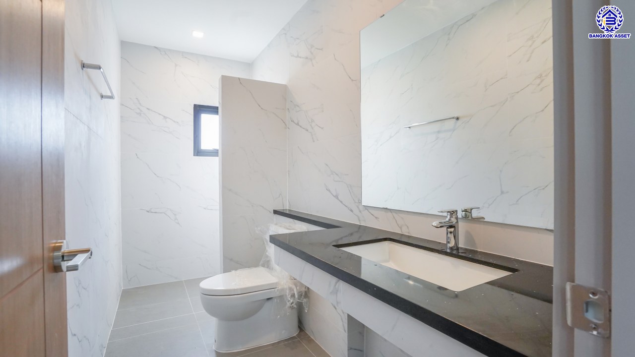 บ้านมือสองตกแต่งใหม่ โครงการ บ้านสวนพุทธมณฑล พุทธมณฑลสาย1 หลังมุม เนื้อที่ 126.7 ตร.ว. พื้นที่ใช้สอย 458.18 ตร.ม. ฟังก์ชัน 4 ห้องนอน 5 ห้องน้ำ 1 ห้องอเนกประสงค์ 1 ห้องแม่บ้าน จอดรถได้ 3 คัน บนทำเลเดินทางสะดวก ติดถนนพุทธมณฑลสาย1 เชื่อมต่อถนนบรมราชชนนี ใกล้ทางด่วน "คู่ขนานลอยฟ้าบรมราชชนนี" และเซ็นทรัล ปิ่นเกล้า