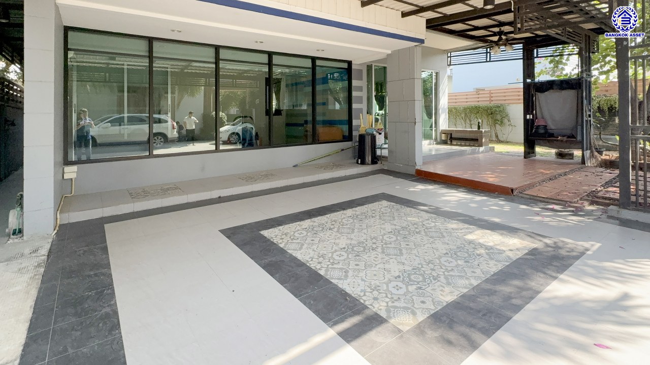 *****บ้านเดี่ยวมือสองย่านนนทบุรี โครงการ รสิกา วิลล่าการ์เด้น3 รัตนาธิเบศร์ พร้อมเข้าอยู่ เนื้อที่ 59.60 ตร.ว. พื้นที่ใช้สอย 175 ตร.ม. ฟังก์ชัน 4 ห้องนอน 3 ห้องน้ำ จอดรถได้ 2 คัน บรรยากาศเป็นส่วนตัว บนทำเลศักยภาพ ใกล้เซ็นทรัลเวสต์เกต เชื่อมต่อหลายเส้นทาง ถนนรัตนาธิเบศร์, ถนนกาญจนาภิเษก ถนนราชพฤกษ์ และรถไฟฟ้าสายสีม่วง "สถานีบางพลู"