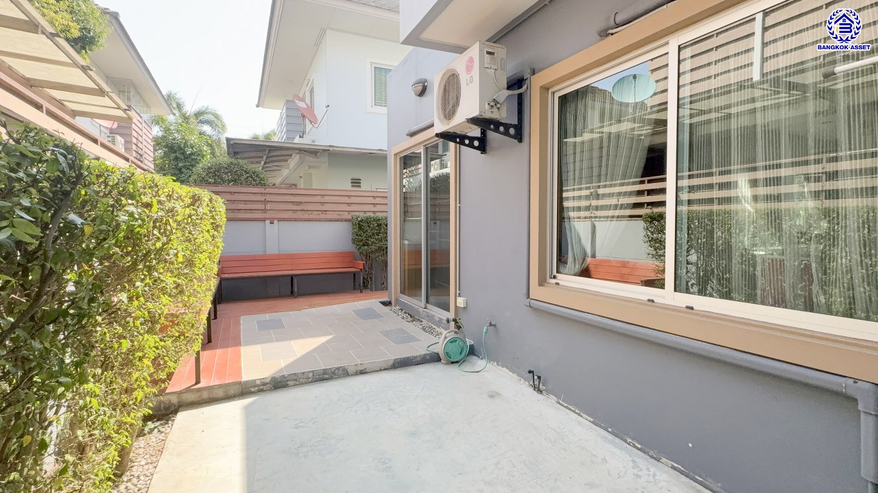 *****บ้านเดี่ยวมือสองย่านนนทบุรี โครงการ รสิกา วิลล่าการ์เด้น3 รัตนาธิเบศร์ พร้อมเข้าอยู่ เนื้อที่ 59.60 ตร.ว. พื้นที่ใช้สอย 175 ตร.ม. ฟังก์ชัน 4 ห้องนอน 3 ห้องน้ำ จอดรถได้ 2 คัน บรรยากาศเป็นส่วนตัว บนทำเลศักยภาพ ใกล้เซ็นทรัลเวสต์เกต เชื่อมต่อหลายเส้นทาง ถนนรัตนาธิเบศร์, ถนนกาญจนาภิเษก ถนนราชพฤกษ์ และรถไฟฟ้าสายสีม่วง "สถานีบางพลู"