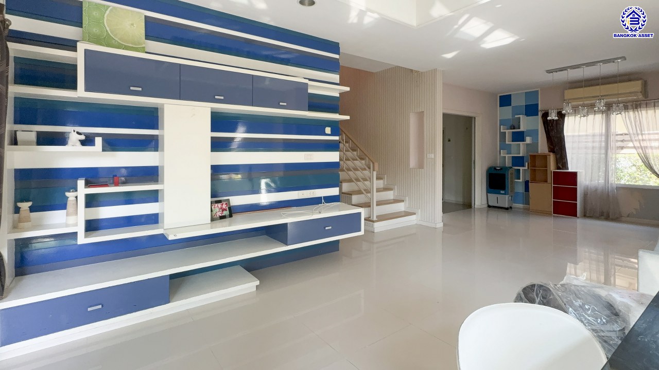 *****บ้านเดี่ยวมือสองย่านนนทบุรี โครงการ รสิกา วิลล่าการ์เด้น3 รัตนาธิเบศร์ พร้อมเข้าอยู่ เนื้อที่ 59.60 ตร.ว. พื้นที่ใช้สอย 175 ตร.ม. ฟังก์ชัน 4 ห้องนอน 3 ห้องน้ำ จอดรถได้ 2 คัน บรรยากาศเป็นส่วนตัว บนทำเลศักยภาพ ใกล้เซ็นทรัลเวสต์เกต เชื่อมต่อหลายเส้นทาง ถนนรัตนาธิเบศร์, ถนนกาญจนาภิเษก ถนนราชพฤกษ์ และรถไฟฟ้าสายสีม่วง "สถานีบางพลู"