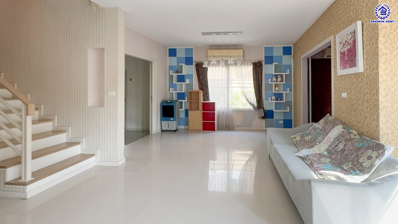 *****บ้านเดี่ยวมือสองย่านนนทบุรี โครงการ รสิกา วิลล่าการ์เด้น3 รัตนาธิเบศร์ พร้อมเข้าอยู่ เนื้อที่ 59.60 ตร.ว. พื้นที่ใช้สอย 175 ตร.ม. ฟังก์ชัน 4 ห้องนอน 3 ห้องน้ำ จอดรถได้ 2 คัน บรรยากาศเป็นส่วนตัว บนทำเลศักยภาพ ใกล้เซ็นทรัลเวสต์เกต เชื่อมต่อหลายเส้นทาง ถนนรัตนาธิเบศร์, ถนนกาญจนาภิเษก ถนนราชพฤกษ์ และรถไฟฟ้าสายสีม่วง "สถานีบางพลู"