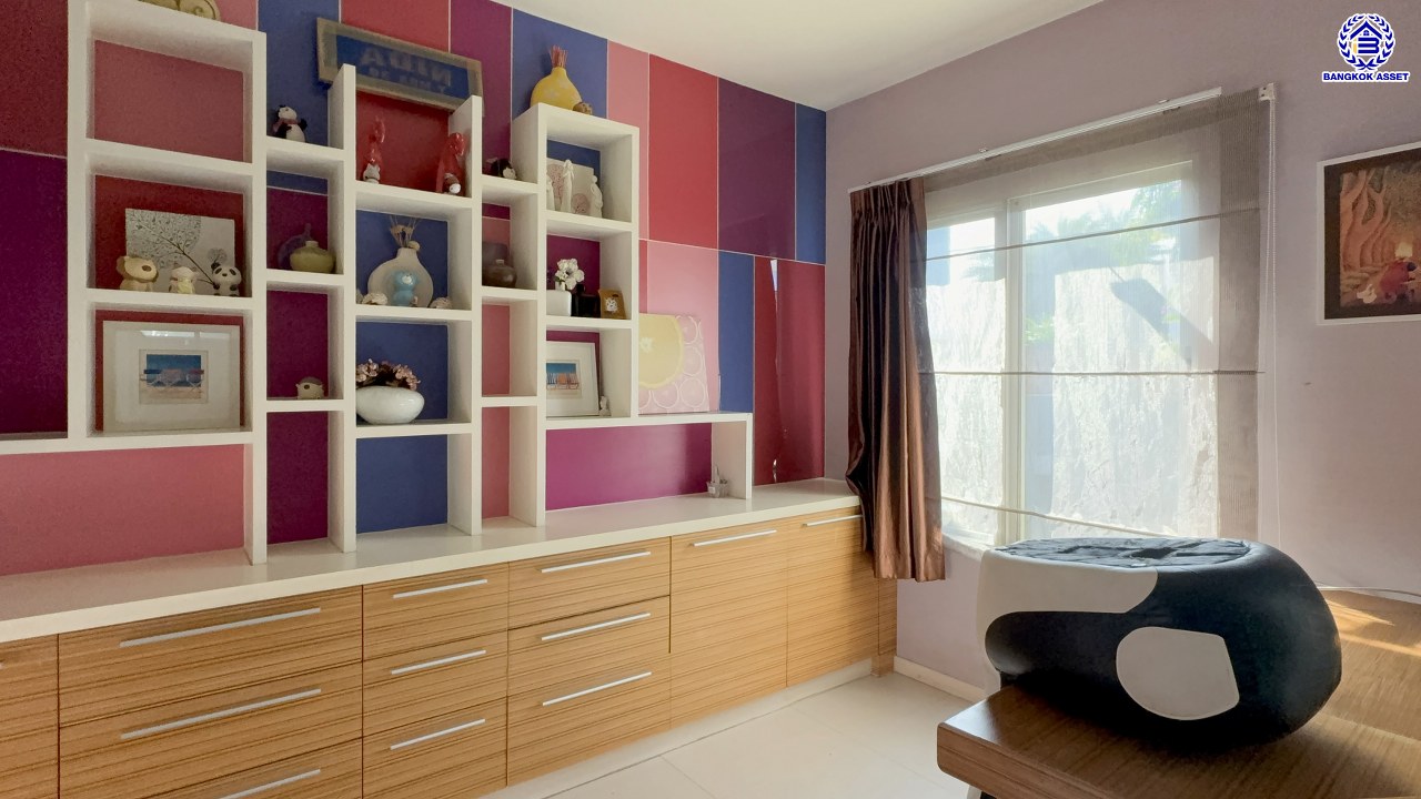 *****บ้านเดี่ยวมือสองย่านนนทบุรี โครงการ รสิกา วิลล่าการ์เด้น3 รัตนาธิเบศร์ พร้อมเข้าอยู่ เนื้อที่ 59.60 ตร.ว. พื้นที่ใช้สอย 175 ตร.ม. ฟังก์ชัน 4 ห้องนอน 3 ห้องน้ำ จอดรถได้ 2 คัน บรรยากาศเป็นส่วนตัว บนทำเลศักยภาพ ใกล้เซ็นทรัลเวสต์เกต เชื่อมต่อหลายเส้นทาง ถนนรัตนาธิเบศร์, ถนนกาญจนาภิเษก ถนนราชพฤกษ์ และรถไฟฟ้าสายสีม่วง "สถานีบางพลู"