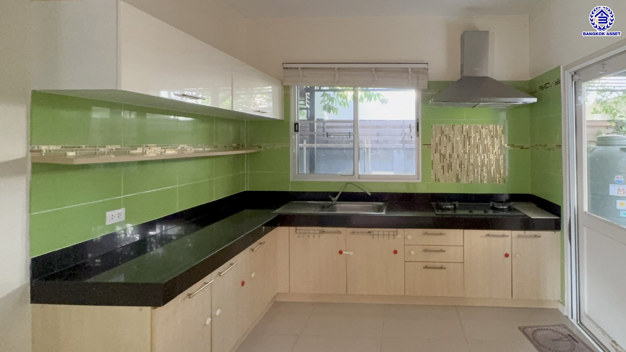 *****บ้านเดี่ยวมือสองย่านนนทบุรี โครงการ รสิกา วิลล่าการ์เด้น3 รัตนาธิเบศร์ พร้อมเข้าอยู่ เนื้อที่ 59.60 ตร.ว. พื้นที่ใช้สอย 175 ตร.ม. ฟังก์ชัน 4 ห้องนอน 3 ห้องน้ำ จอดรถได้ 2 คัน บรรยากาศเป็นส่วนตัว บนทำเลศักยภาพ ใกล้เซ็นทรัลเวสต์เกต เชื่อมต่อหลายเส้นทาง ถนนรัตนาธิเบศร์, ถนนกาญจนาภิเษก ถนนราชพฤกษ์ และรถไฟฟ้าสายสีม่วง "สถานีบางพลู"