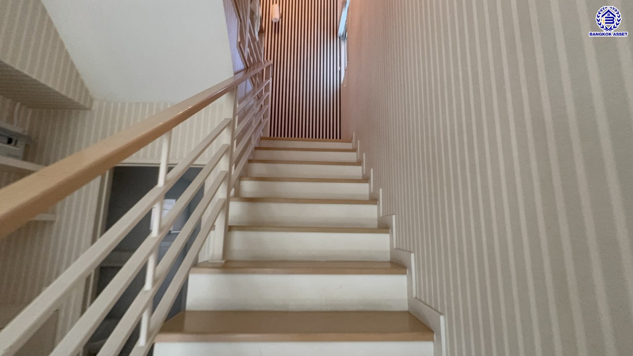 *****บ้านเดี่ยวมือสองย่านนนทบุรี โครงการ รสิกา วิลล่าการ์เด้น3 รัตนาธิเบศร์ พร้อมเข้าอยู่ เนื้อที่ 59.60 ตร.ว. พื้นที่ใช้สอย 175 ตร.ม. ฟังก์ชัน 4 ห้องนอน 3 ห้องน้ำ จอดรถได้ 2 คัน บรรยากาศเป็นส่วนตัว บนทำเลศักยภาพ ใกล้เซ็นทรัลเวสต์เกต เชื่อมต่อหลายเส้นทาง ถนนรัตนาธิเบศร์, ถนนกาญจนาภิเษก ถนนราชพฤกษ์ และรถไฟฟ้าสายสีม่วง "สถานีบางพลู"