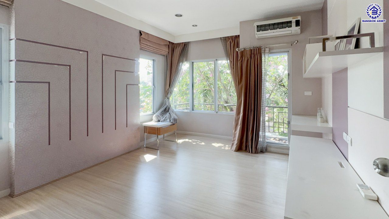 *****บ้านเดี่ยวมือสองย่านนนทบุรี โครงการ รสิกา วิลล่าการ์เด้น3 รัตนาธิเบศร์ พร้อมเข้าอยู่ เนื้อที่ 59.60 ตร.ว. พื้นที่ใช้สอย 175 ตร.ม. ฟังก์ชัน 4 ห้องนอน 3 ห้องน้ำ จอดรถได้ 2 คัน บรรยากาศเป็นส่วนตัว บนทำเลศักยภาพ ใกล้เซ็นทรัลเวสต์เกต เชื่อมต่อหลายเส้นทาง ถนนรัตนาธิเบศร์, ถนนกาญจนาภิเษก ถนนราชพฤกษ์ และรถไฟฟ้าสายสีม่วง "สถานีบางพลู"