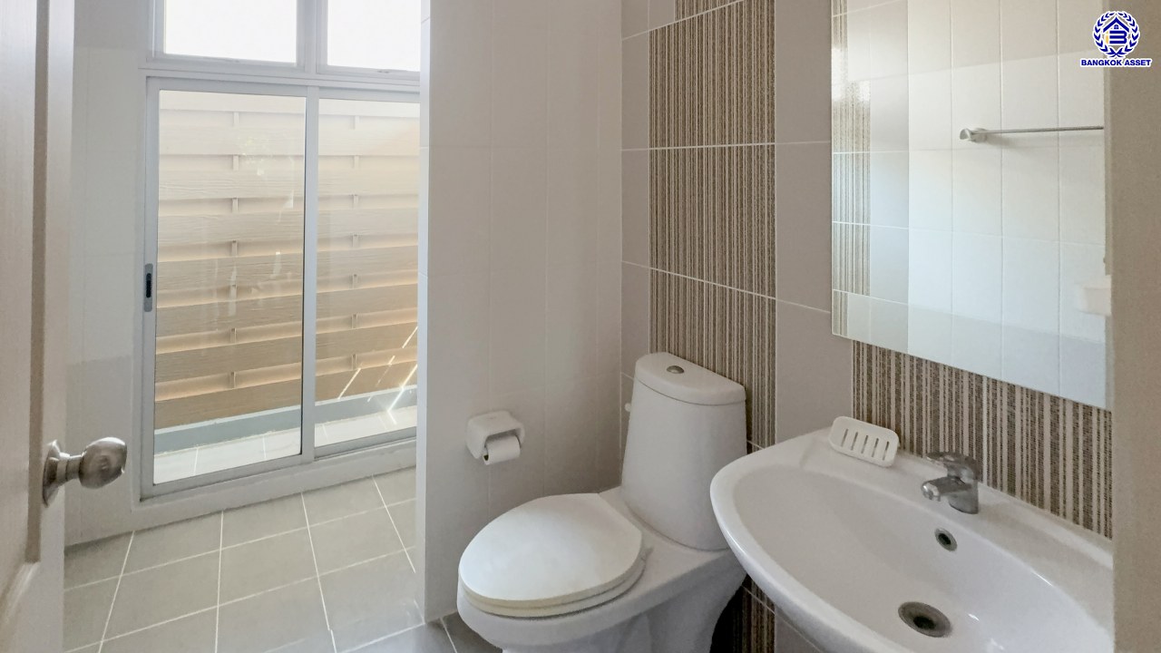 *****บ้านเดี่ยวมือสองย่านนนทบุรี โครงการ รสิกา วิลล่าการ์เด้น3 รัตนาธิเบศร์ พร้อมเข้าอยู่ เนื้อที่ 59.60 ตร.ว. พื้นที่ใช้สอย 175 ตร.ม. ฟังก์ชัน 4 ห้องนอน 3 ห้องน้ำ จอดรถได้ 2 คัน บรรยากาศเป็นส่วนตัว บนทำเลศักยภาพ ใกล้เซ็นทรัลเวสต์เกต เชื่อมต่อหลายเส้นทาง ถนนรัตนาธิเบศร์, ถนนกาญจนาภิเษก ถนนราชพฤกษ์ และรถไฟฟ้าสายสีม่วง "สถานีบางพลู"