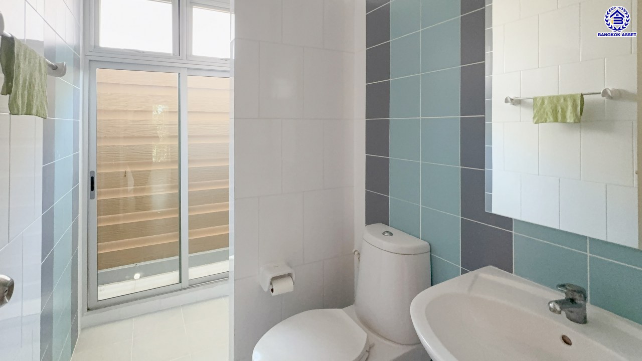 *****บ้านเดี่ยวมือสองย่านนนทบุรี โครงการ รสิกา วิลล่าการ์เด้น3 รัตนาธิเบศร์ พร้อมเข้าอยู่ เนื้อที่ 59.60 ตร.ว. พื้นที่ใช้สอย 175 ตร.ม. ฟังก์ชัน 4 ห้องนอน 3 ห้องน้ำ จอดรถได้ 2 คัน บรรยากาศเป็นส่วนตัว บนทำเลศักยภาพ ใกล้เซ็นทรัลเวสต์เกต เชื่อมต่อหลายเส้นทาง ถนนรัตนาธิเบศร์, ถนนกาญจนาภิเษก ถนนราชพฤกษ์ และรถไฟฟ้าสายสีม่วง "สถานีบางพลู"