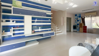 *****บ้านเดี่ยวมือสองย่านนนทบุรี โครงการ รสิกา วิลล่าการ์เด้น3 รัตนาธิเบศร์ พร้อมเข้าอยู่ เนื้อที่ 59.60 ตร.ว. พื้นที่ใช้สอย 175 ตร.ม. ฟังก์ชัน 4 ห้องนอน 3 ห้องน้ำ จอดรถได้ 2 คัน บรรยากาศเป็นส่วนตัว บนทำเลศักยภาพ ใกล้เซ็นทรัลเวสต์เกต เชื่อมต่อหลายเส้นทาง ถนนรัตนาธิเบศร์, ถนนกาญจนาภิเษก ถนนราชพฤกษ์ และรถไฟฟ้าสายสีม่วง "สถานีบางพลู"