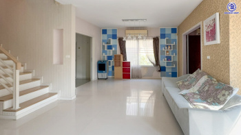 *****บ้านเดี่ยวมือสองย่านนนทบุรี โครงการ รสิกา วิลล่าการ์เด้น3 รัตนาธิเบศร์ พร้อมเข้าอยู่ เนื้อที่ 59.60 ตร.ว. พื้นที่ใช้สอย 175 ตร.ม. ฟังก์ชัน 4 ห้องนอน 3 ห้องน้ำ จอดรถได้ 2 คัน บรรยากาศเป็นส่วนตัว บนทำเลศักยภาพ ใกล้เซ็นทรัลเวสต์เกต เชื่อมต่อหลายเส้นทาง ถนนรัตนาธิเบศร์, ถนนกาญจนาภิเษก ถนนราชพฤกษ์ และรถไฟฟ้าสายสีม่วง "สถานีบางพลู"