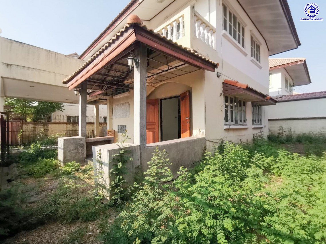 บ้านเดี่ยวมือสองนนทบุรี โครงการ บัวทองธานี บางบัวทอง เนื้อที่ 52.50 ตร.ว. พื้นที่ใช้สอย 160 ตร.ม. ฟังก์ชัน 3 ห้องนอน 2 ห้องน้ำ 2 ที่จอดรถ บ้านพร้อมอยู่ บนทำเลดี การเดินทางสะดวกสบายติดถนนใหญ่ เชื่อมต่อถนนกาญจนาภิเษก ถนนบางกรวย-ไทรน้อย ใกล้รถไฟฟ้าสายสีม่วง "สถานีคลองบางไผ่" และจุดขึ้นทางด่วน "ศรีรัช"