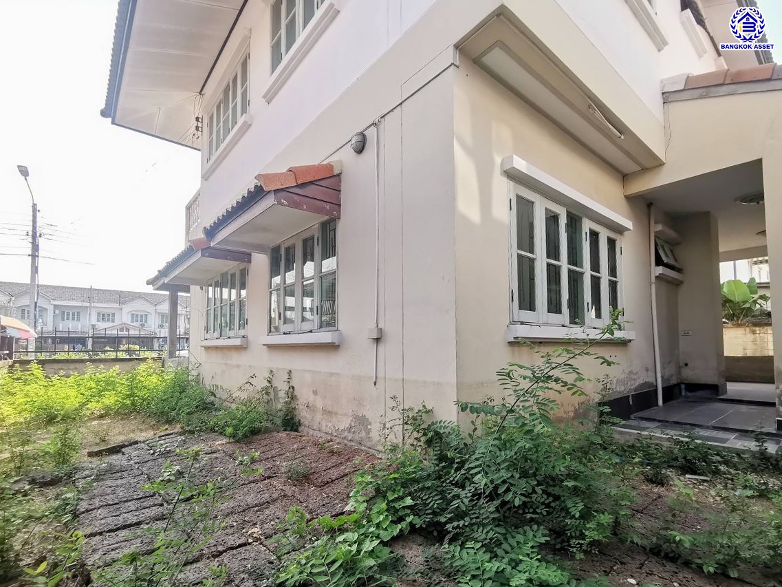 บ้านเดี่ยวมือสองนนทบุรี โครงการ บัวทองธานี บางบัวทอง เนื้อที่ 52.50 ตร.ว. พื้นที่ใช้สอย 160 ตร.ม. ฟังก์ชัน 3 ห้องนอน 2 ห้องน้ำ 2 ที่จอดรถ บ้านพร้อมอยู่ บนทำเลดี การเดินทางสะดวกสบายติดถนนใหญ่ เชื่อมต่อถนนกาญจนาภิเษก ถนนบางกรวย-ไทรน้อย ใกล้รถไฟฟ้าสายสีม่วง "สถานีคลองบางไผ่" และจุดขึ้นทางด่วน "ศรีรัช"