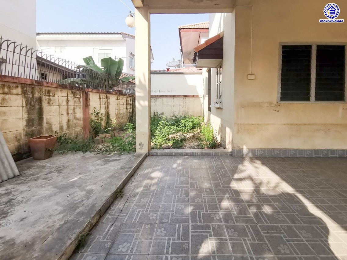 บ้านเดี่ยวมือสองนนทบุรี โครงการ บัวทองธานี บางบัวทอง เนื้อที่ 52.50 ตร.ว. พื้นที่ใช้สอย 160 ตร.ม. ฟังก์ชัน 3 ห้องนอน 2 ห้องน้ำ 2 ที่จอดรถ บ้านพร้อมอยู่ บนทำเลดี การเดินทางสะดวกสบายติดถนนใหญ่ เชื่อมต่อถนนกาญจนาภิเษก ถนนบางกรวย-ไทรน้อย ใกล้รถไฟฟ้าสายสีม่วง "สถานีคลองบางไผ่" และจุดขึ้นทางด่วน "ศรีรัช"