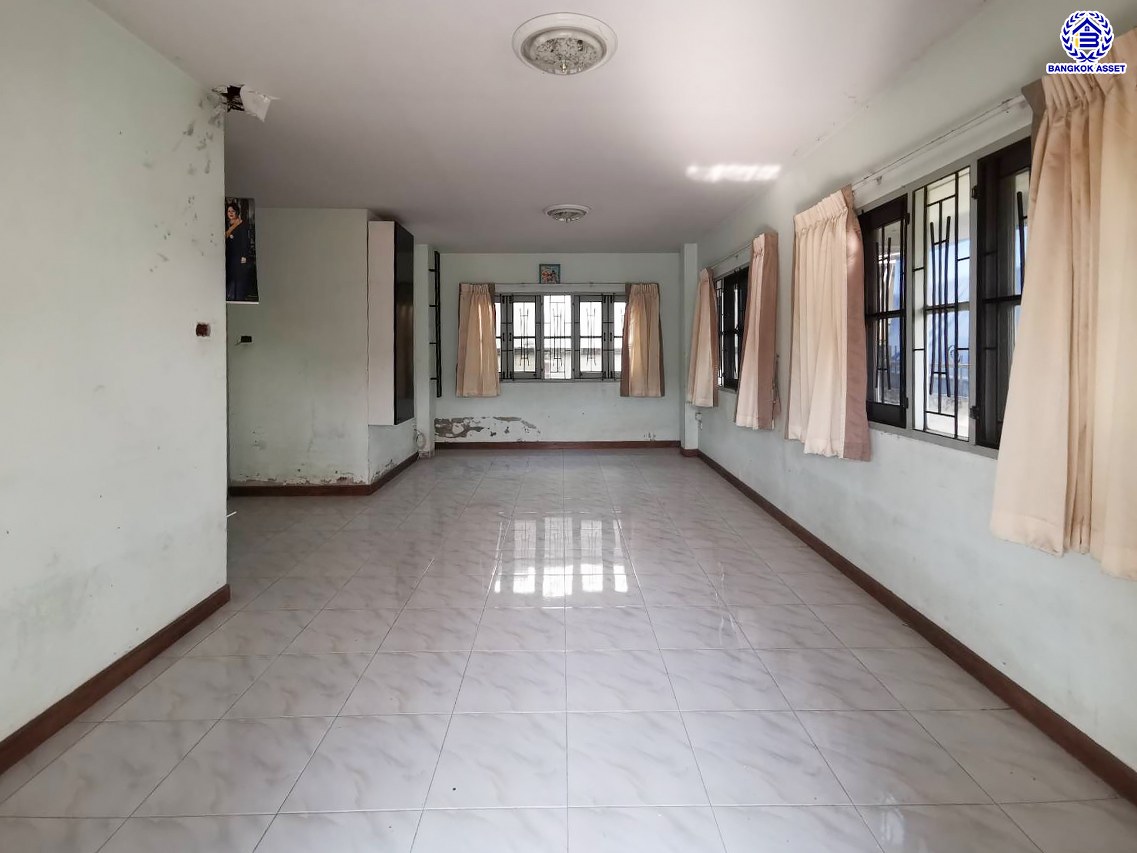 บ้านเดี่ยวมือสองนนทบุรี โครงการ บัวทองธานี บางบัวทอง เนื้อที่ 52.50 ตร.ว. พื้นที่ใช้สอย 160 ตร.ม. ฟังก์ชัน 3 ห้องนอน 2 ห้องน้ำ 2 ที่จอดรถ บ้านพร้อมอยู่ บนทำเลดี การเดินทางสะดวกสบายติดถนนใหญ่ เชื่อมต่อถนนกาญจนาภิเษก ถนนบางกรวย-ไทรน้อย ใกล้รถไฟฟ้าสายสีม่วง "สถานีคลองบางไผ่" และจุดขึ้นทางด่วน "ศรีรัช"