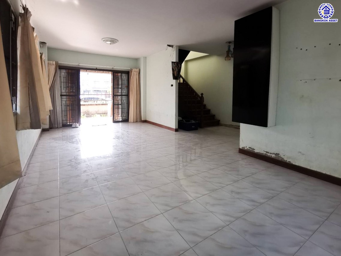 บ้านเดี่ยวมือสองนนทบุรี โครงการ บัวทองธานี บางบัวทอง เนื้อที่ 52.50 ตร.ว. พื้นที่ใช้สอย 160 ตร.ม. ฟังก์ชัน 3 ห้องนอน 2 ห้องน้ำ 2 ที่จอดรถ บ้านพร้อมอยู่ บนทำเลดี การเดินทางสะดวกสบายติดถนนใหญ่ เชื่อมต่อถนนกาญจนาภิเษก ถนนบางกรวย-ไทรน้อย ใกล้รถไฟฟ้าสายสีม่วง "สถานีคลองบางไผ่" และจุดขึ้นทางด่วน "ศรีรัช"