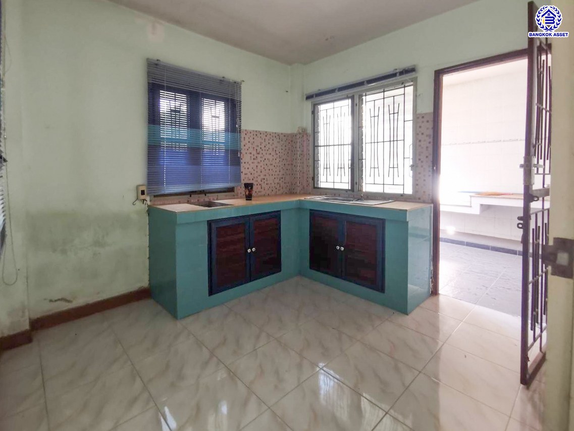 บ้านเดี่ยวมือสองนนทบุรี โครงการ บัวทองธานี บางบัวทอง เนื้อที่ 52.50 ตร.ว. พื้นที่ใช้สอย 160 ตร.ม. ฟังก์ชัน 3 ห้องนอน 2 ห้องน้ำ 2 ที่จอดรถ บ้านพร้อมอยู่ บนทำเลดี การเดินทางสะดวกสบายติดถนนใหญ่ เชื่อมต่อถนนกาญจนาภิเษก ถนนบางกรวย-ไทรน้อย ใกล้รถไฟฟ้าสายสีม่วง "สถานีคลองบางไผ่" และจุดขึ้นทางด่วน "ศรีรัช"