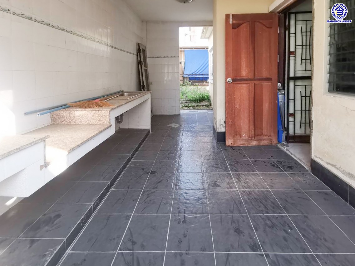 บ้านเดี่ยวมือสองนนทบุรี โครงการ บัวทองธานี บางบัวทอง เนื้อที่ 52.50 ตร.ว. พื้นที่ใช้สอย 160 ตร.ม. ฟังก์ชัน 3 ห้องนอน 2 ห้องน้ำ 2 ที่จอดรถ บ้านพร้อมอยู่ บนทำเลดี การเดินทางสะดวกสบายติดถนนใหญ่ เชื่อมต่อถนนกาญจนาภิเษก ถนนบางกรวย-ไทรน้อย ใกล้รถไฟฟ้าสายสีม่วง "สถานีคลองบางไผ่" และจุดขึ้นทางด่วน "ศรีรัช"