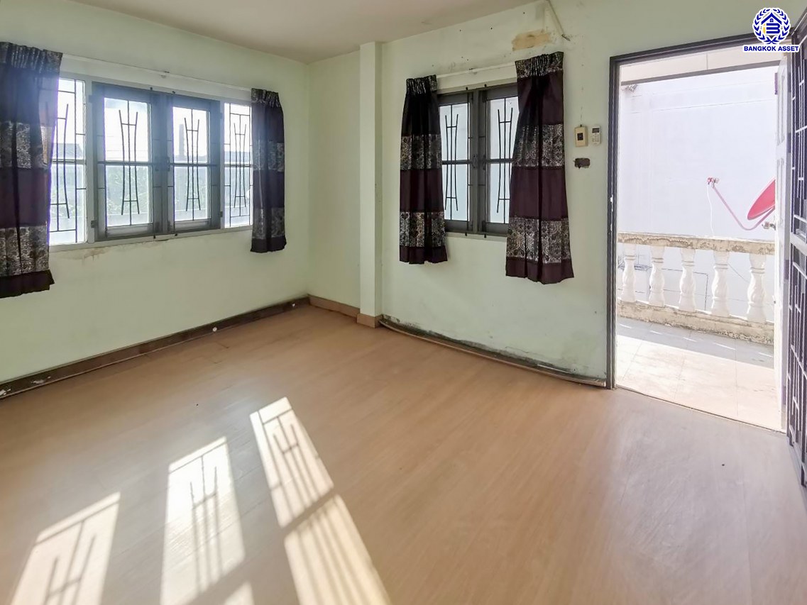 บ้านเดี่ยวมือสองนนทบุรี โครงการ บัวทองธานี บางบัวทอง เนื้อที่ 52.50 ตร.ว. พื้นที่ใช้สอย 160 ตร.ม. ฟังก์ชัน 3 ห้องนอน 2 ห้องน้ำ 2 ที่จอดรถ บ้านพร้อมอยู่ บนทำเลดี การเดินทางสะดวกสบายติดถนนใหญ่ เชื่อมต่อถนนกาญจนาภิเษก ถนนบางกรวย-ไทรน้อย ใกล้รถไฟฟ้าสายสีม่วง "สถานีคลองบางไผ่" และจุดขึ้นทางด่วน "ศรีรัช"