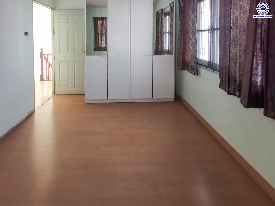 บ้านเดี่ยวมือสองนนทบุรี โครงการ บัวทองธานี บางบัวทอง เนื้อที่ 52.50 ตร.ว. พื้นที่ใช้สอย 160 ตร.ม. ฟังก์ชัน 3 ห้องนอน 2 ห้องน้ำ 2 ที่จอดรถ บ้านพร้อมอยู่ บนทำเลดี การเดินทางสะดวกสบายติดถนนใหญ่ เชื่อมต่อถนนกาญจนาภิเษก ถนนบางกรวย-ไทรน้อย ใกล้รถไฟฟ้าสายสีม่วง "สถานีคลองบางไผ่" และจุดขึ้นทางด่วน "ศรีรัช"