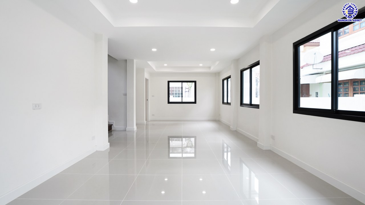 บ้านมือสองตกแต่งใหม่ โครงการ มณียา มาสเตอร์พีช รัตนาธิเบศร์ แบรนด์ Property Perfect เนื้อที่ 54.00 ตร.ว. พื้นที่ใช้สอย 153.56 ตร.ม. ฟังก์ชัน 4 ห้องนอน 2 ห้องน้ำ 2 ที่จอดรถ บนทำเลที่ดีที่สุด เชื่อมต่อ ถนนรัตนาธิเบศร์ และ ถนนราชพฤกษ์ ใกล้รถไฟฟ้าสายสีม่วง "สถานีบางรักน้อยท่าอิฐ" และ "สถานีไทรม้า" ใกล้ทั้งเซ็นทรัลรัตนาธิเบศร์, เซ็นทรัลเวสต์เกต