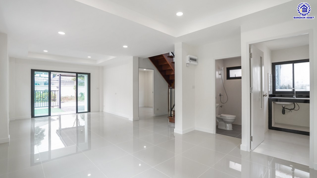 บ้านมือสองตกแต่งใหม่ โครงการ มณียา มาสเตอร์พีช รัตนาธิเบศร์ แบรนด์ Property Perfect เนื้อที่ 54.00 ตร.ว. พื้นที่ใช้สอย 153.56 ตร.ม. ฟังก์ชัน 4 ห้องนอน 2 ห้องน้ำ 2 ที่จอดรถ บนทำเลที่ดีที่สุด เชื่อมต่อ ถนนรัตนาธิเบศร์ และ ถนนราชพฤกษ์ ใกล้รถไฟฟ้าสายสีม่วง "สถานีบางรักน้อยท่าอิฐ" และ "สถานีไทรม้า" ใกล้ทั้งเซ็นทรัลรัตนาธิเบศร์, เซ็นทรัลเวสต์เกต