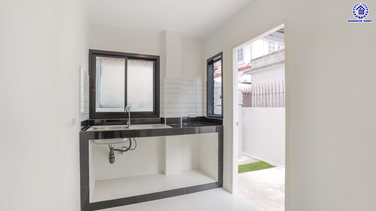 บ้านมือสองตกแต่งใหม่ โครงการ มณียา มาสเตอร์พีช รัตนาธิเบศร์ แบรนด์ Property Perfect เนื้อที่ 54.00 ตร.ว. พื้นที่ใช้สอย 153.56 ตร.ม. ฟังก์ชัน 4 ห้องนอน 2 ห้องน้ำ 2 ที่จอดรถ บนทำเลที่ดีที่สุด เชื่อมต่อ ถนนรัตนาธิเบศร์ และ ถนนราชพฤกษ์ ใกล้รถไฟฟ้าสายสีม่วง "สถานีบางรักน้อยท่าอิฐ" และ "สถานีไทรม้า" ใกล้ทั้งเซ็นทรัลรัตนาธิเบศร์, เซ็นทรัลเวสต์เกต