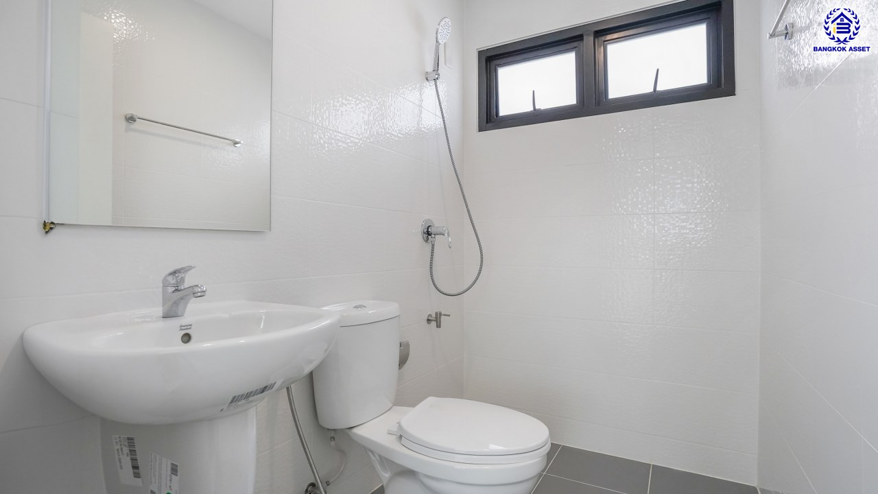 บ้านมือสองตกแต่งใหม่ โครงการ มณียา มาสเตอร์พีช รัตนาธิเบศร์ แบรนด์ Property Perfect เนื้อที่ 54.00 ตร.ว. พื้นที่ใช้สอย 153.56 ตร.ม. ฟังก์ชัน 4 ห้องนอน 2 ห้องน้ำ 2 ที่จอดรถ บนทำเลที่ดีที่สุด เชื่อมต่อ ถนนรัตนาธิเบศร์ และ ถนนราชพฤกษ์ ใกล้รถไฟฟ้าสายสีม่วง "สถานีบางรักน้อยท่าอิฐ" และ "สถานีไทรม้า" ใกล้ทั้งเซ็นทรัลรัตนาธิเบศร์, เซ็นทรัลเวสต์เกต