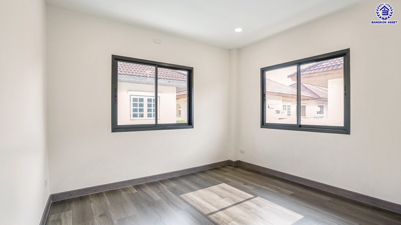 บ้านมือสองตกแต่งใหม่ โครงการ มณียา มาสเตอร์พีช รัตนาธิเบศร์ แบรนด์ Property Perfect เนื้อที่ 54.00 ตร.ว. พื้นที่ใช้สอย 153.56 ตร.ม. ฟังก์ชัน 4 ห้องนอน 2 ห้องน้ำ 2 ที่จอดรถ บนทำเลที่ดีที่สุด เชื่อมต่อ ถนนรัตนาธิเบศร์ และ ถนนราชพฤกษ์ ใกล้รถไฟฟ้าสายสีม่วง "สถานีบางรักน้อยท่าอิฐ" และ "สถานีไทรม้า" ใกล้ทั้งเซ็นทรัลรัตนาธิเบศร์, เซ็นทรัลเวสต์เกต