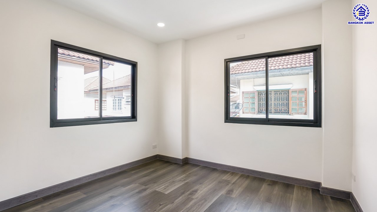 บ้านมือสองตกแต่งใหม่ โครงการ มณียา มาสเตอร์พีช รัตนาธิเบศร์ แบรนด์ Property Perfect เนื้อที่ 54.00 ตร.ว. พื้นที่ใช้สอย 153.56 ตร.ม. ฟังก์ชัน 4 ห้องนอน 2 ห้องน้ำ 2 ที่จอดรถ บนทำเลที่ดีที่สุด เชื่อมต่อ ถนนรัตนาธิเบศร์ และ ถนนราชพฤกษ์ ใกล้รถไฟฟ้าสายสีม่วง "สถานีบางรักน้อยท่าอิฐ" และ "สถานีไทรม้า" ใกล้ทั้งเซ็นทรัลรัตนาธิเบศร์, เซ็นทรัลเวสต์เกต