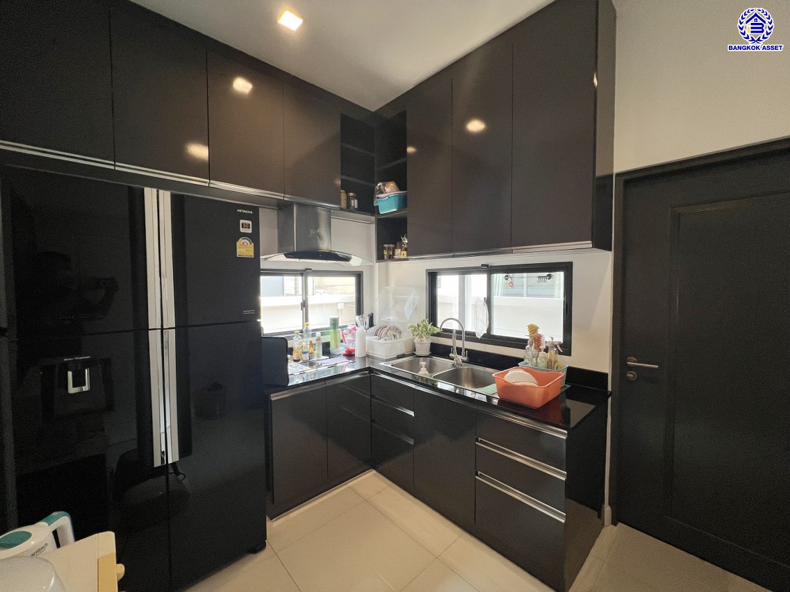 *****บ้านเดี่ยวมือสอง โครงการ ไลฟ์บางกอกบูเลอวาร์ด ราชพฤกษ์-รัตนาธิเบศร์ หลังมุม เนื้อที่ 75.60 ตร.ว. พื้นที่ใช้สอย 250 ตร.ม. ฟังก์ชัน 5 ห้องนอน 3 ห้องน้ำ 2 ที่จอดรถ แถมฟรี! เครื่องปรับอากาศ บนทำเลเดินทางสะดวก เชื่อมต่อถนนชัยพฤกษ์ ถนนราชพฤกษ์ ถนนรัตนาธิเบศร์ ใกล้รถไฟฟ้าสายสีม่วง "สถานีบางรักน้อยท่าอิฐ" และจุดขึ้นทางด่วน "ศรีรัช"