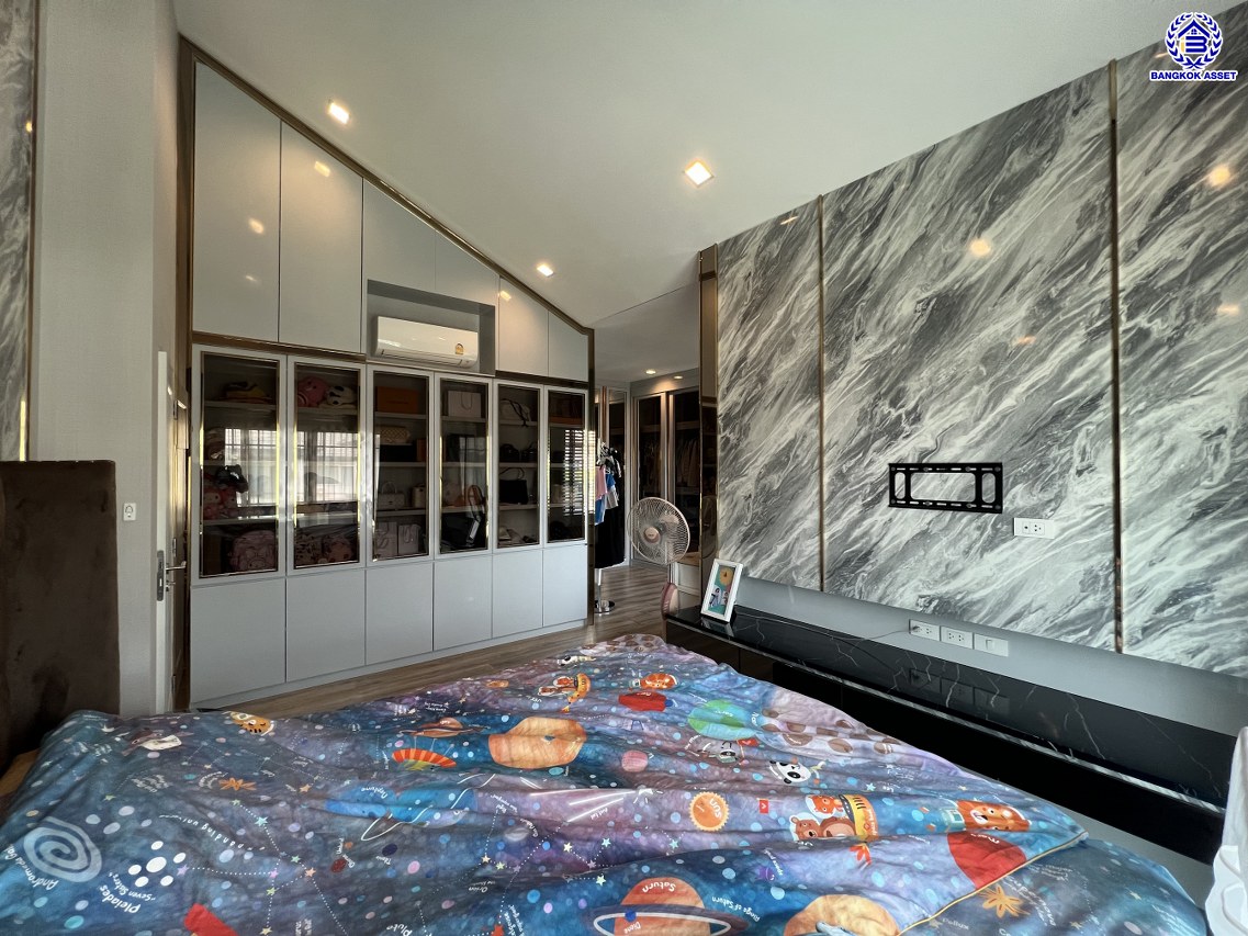 *****บ้านเดี่ยวมือสอง โครงการ ไลฟ์บางกอกบูเลอวาร์ด ราชพฤกษ์-รัตนาธิเบศร์ หลังมุม เนื้อที่ 75.60 ตร.ว. พื้นที่ใช้สอย 250 ตร.ม. ฟังก์ชัน 5 ห้องนอน 3 ห้องน้ำ 2 ที่จอดรถ แถมฟรี! เครื่องปรับอากาศ บนทำเลเดินทางสะดวก เชื่อมต่อถนนชัยพฤกษ์ ถนนราชพฤกษ์ ถนนรัตนาธิเบศร์ ใกล้รถไฟฟ้าสายสีม่วง "สถานีบางรักน้อยท่าอิฐ" และจุดขึ้นทางด่วน "ศรีรัช"