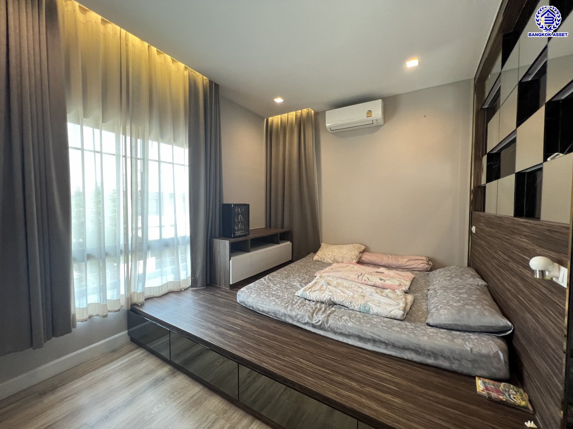 *****บ้านเดี่ยวมือสอง โครงการ ไลฟ์บางกอกบูเลอวาร์ด ราชพฤกษ์-รัตนาธิเบศร์ หลังมุม เนื้อที่ 75.60 ตร.ว. พื้นที่ใช้สอย 250 ตร.ม. ฟังก์ชัน 5 ห้องนอน 3 ห้องน้ำ 2 ที่จอดรถ แถมฟรี! เครื่องปรับอากาศ บนทำเลเดินทางสะดวก เชื่อมต่อถนนชัยพฤกษ์ ถนนราชพฤกษ์ ถนนรัตนาธิเบศร์ ใกล้รถไฟฟ้าสายสีม่วง "สถานีบางรักน้อยท่าอิฐ" และจุดขึ้นทางด่วน "ศรีรัช"