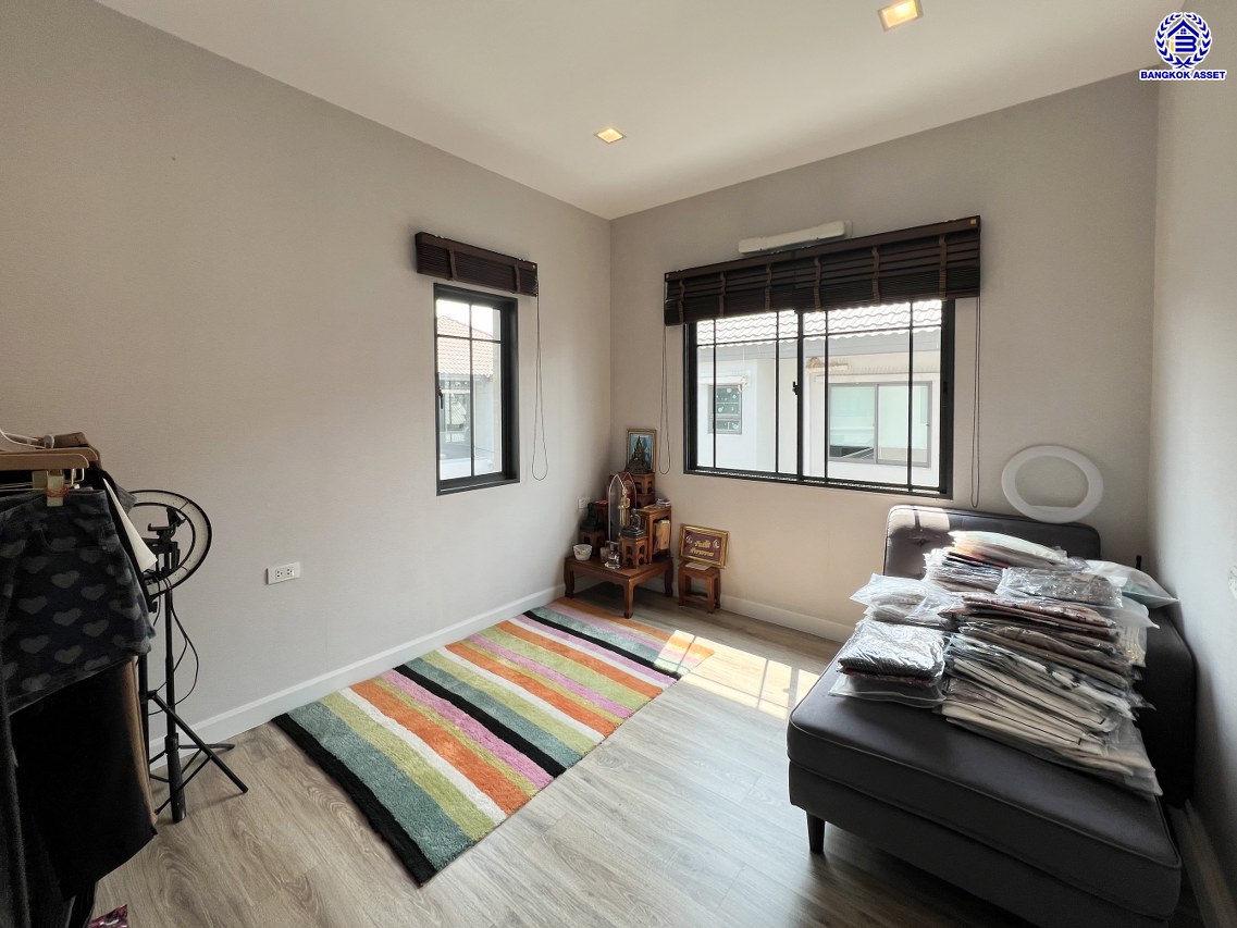 *****บ้านเดี่ยวมือสอง โครงการ ไลฟ์บางกอกบูเลอวาร์ด ราชพฤกษ์-รัตนาธิเบศร์ หลังมุม เนื้อที่ 75.60 ตร.ว. พื้นที่ใช้สอย 250 ตร.ม. ฟังก์ชัน 5 ห้องนอน 3 ห้องน้ำ 2 ที่จอดรถ แถมฟรี! เครื่องปรับอากาศ บนทำเลเดินทางสะดวก เชื่อมต่อถนนชัยพฤกษ์ ถนนราชพฤกษ์ ถนนรัตนาธิเบศร์ ใกล้รถไฟฟ้าสายสีม่วง "สถานีบางรักน้อยท่าอิฐ" และจุดขึ้นทางด่วน "ศรีรัช"