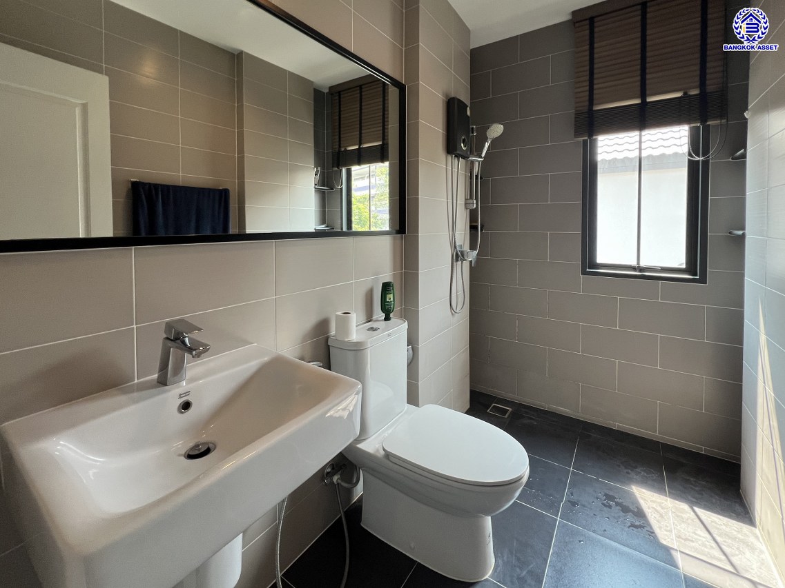 *****บ้านเดี่ยวมือสอง โครงการ ไลฟ์บางกอกบูเลอวาร์ด ราชพฤกษ์-รัตนาธิเบศร์ หลังมุม เนื้อที่ 75.60 ตร.ว. พื้นที่ใช้สอย 250 ตร.ม. ฟังก์ชัน 5 ห้องนอน 3 ห้องน้ำ 2 ที่จอดรถ แถมฟรี! เครื่องปรับอากาศ บนทำเลเดินทางสะดวก เชื่อมต่อถนนชัยพฤกษ์ ถนนราชพฤกษ์ ถนนรัตนาธิเบศร์ ใกล้รถไฟฟ้าสายสีม่วง "สถานีบางรักน้อยท่าอิฐ" และจุดขึ้นทางด่วน "ศรีรัช"