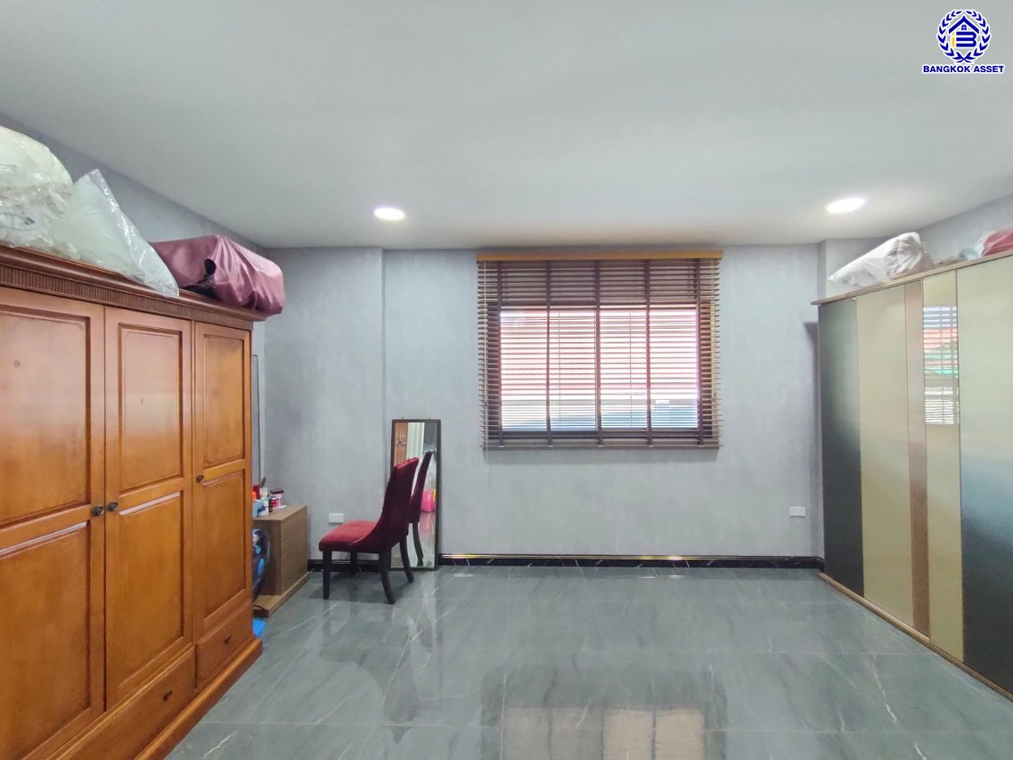 บ้านเดี่ยวมือสอง โครงการ ซอยคลองวัฒนา พุทธมณฑลสาย4 หลังริม เนื้อที่ 119 ตร.ว. พื้นที่ 225.18 ตร.ม. ฟังก์ชัน 3 ห้องนอน 3 ห้องน้ำ 3 ที่จอดรถ บ้านสภาพพร้อมอยู่ บนทำเลเดินทางเข้า-ออกในเมืองสะดวก เชื่อมต่อถนนบรมราชชนนี ถนนพุทธมณฑลสาย5 ถนนเพชรเกษม จองเลย!