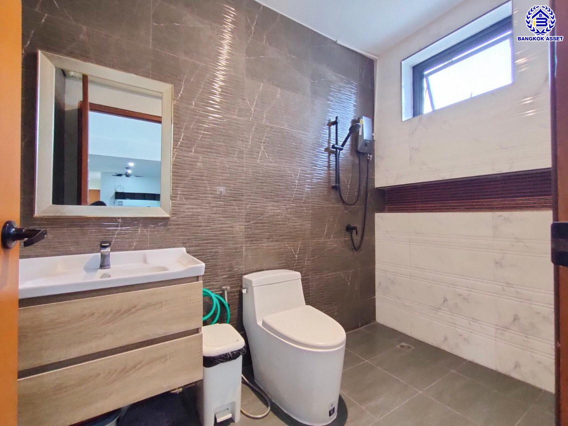 บ้านเดี่ยวมือสอง โครงการ ซอยคลองวัฒนา พุทธมณฑลสาย4 หลังริม เนื้อที่ 119 ตร.ว. พื้นที่ 225.18 ตร.ม. ฟังก์ชัน 3 ห้องนอน 3 ห้องน้ำ 3 ที่จอดรถ บ้านสภาพพร้อมอยู่ บนทำเลเดินทางเข้า-ออกในเมืองสะดวก เชื่อมต่อถนนบรมราชชนนี ถนนพุทธมณฑลสาย5 ถนนเพชรเกษม จองเลย!