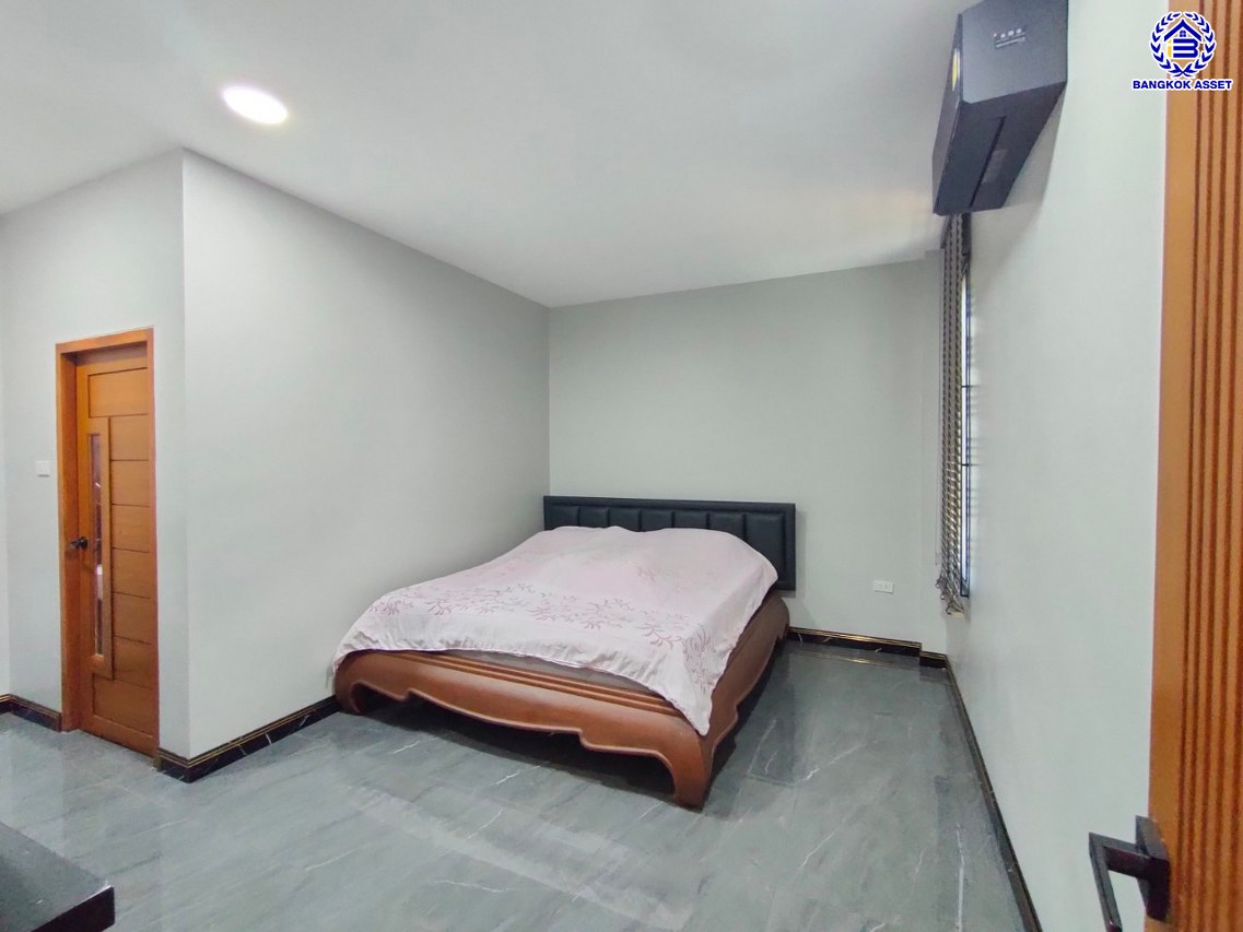 บ้านเดี่ยวมือสอง โครงการ ซอยคลองวัฒนา พุทธมณฑลสาย4 หลังริม เนื้อที่ 119 ตร.ว. พื้นที่ 225.18 ตร.ม. ฟังก์ชัน 3 ห้องนอน 3 ห้องน้ำ 3 ที่จอดรถ บ้านสภาพพร้อมอยู่ บนทำเลเดินทางเข้า-ออกในเมืองสะดวก เชื่อมต่อถนนบรมราชชนนี ถนนพุทธมณฑลสาย5 ถนนเพชรเกษม จองเลย!