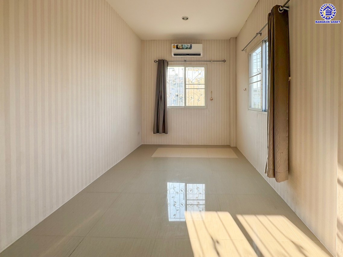 *****ทาวน์เฮ้าส์มือสอง โครงการ เดอะกรีนเนอรี่7 ปิ่นเกล้า-พุทธมณฑล หลังมุม บนเนื้อที่ 30.80 ตร.ว พื้นที่ใช้สอย 174 ตร.ม. ฟังก์ชัน 3 ห้องนอน 2 ห้องน้ำ 2 ที่จอดรถ แถมฟรี! เครื่องปรับอากาศ เครื่องทำน้ำอุ่น บนทำเลติดถนนพุทธมณฑลสาย4 ตอบโจทย์กับทุกครอบครัว ใกล้แหล่งช้อปปิ้ง "เซ็นทรัล ศาลายา" รถไฟฟ้าสายสีน้ำเงิน "สถานีหลักสอง" และจุดขึ้นทางด่วน "ศรีรัช"