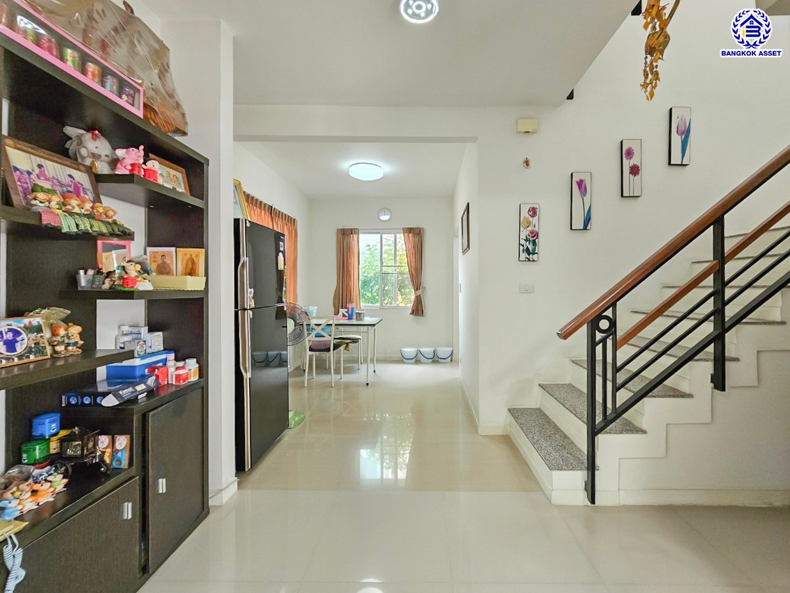 บ้านแฝดมือสอง โครงการ โฮมเพลส วงแหวน-รัตนาธิเบศร์ หลังริม! เนื้อที่ 45.20 ตร.ว. พื้นที่ใช้สอย 150 ตร.ม. ฟังก์ชัน 3 ห้องนอน 2 ห้องน้ำ ที่จอดรถ 2 คัน แถมฟรี! เครื่องปรับอากาศ พร้อมเข้าอยู่ ตั้งอยู่บนทำเลแห่งการเดินทาง ใกล้รถไฟฟ้าสายสีม่วง "สถานีคลองบางไผ่" และจุดขึ้นทางด่วน "กาญจนาภิเษก"...