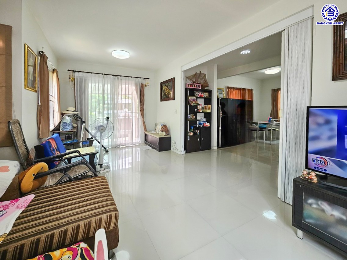 บ้านแฝดมือสอง โครงการ โฮมเพลส วงแหวน-รัตนาธิเบศร์ หลังริม! เนื้อที่ 45.20 ตร.ว. พื้นที่ใช้สอย 150 ตร.ม. ฟังก์ชัน 3 ห้องนอน 2 ห้องน้ำ ที่จอดรถ 2 คัน แถมฟรี! เครื่องปรับอากาศ พร้อมเข้าอยู่ ตั้งอยู่บนทำเลแห่งการเดินทาง ใกล้รถไฟฟ้าสายสีม่วง "สถานีคลองบางไผ่" และจุดขึ้นทางด่วน "กาญจนาภิเษก"...