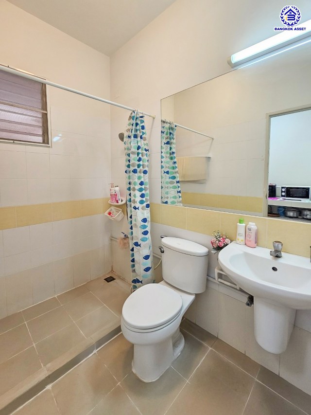 บ้านแฝดมือสอง โครงการ โฮมเพลส วงแหวน-รัตนาธิเบศร์ หลังริม! เนื้อที่ 45.20 ตร.ว. พื้นที่ใช้สอย 150 ตร.ม. ฟังก์ชัน 3 ห้องนอน 2 ห้องน้ำ ที่จอดรถ 2 คัน แถมฟรี! เครื่องปรับอากาศ พร้อมเข้าอยู่ ตั้งอยู่บนทำเลแห่งการเดินทาง ใกล้รถไฟฟ้าสายสีม่วง "สถานีคลองบางไผ่" และจุดขึ้นทางด่วน "กาญจนาภิเษก"...