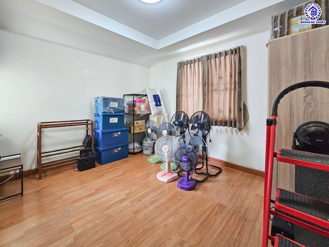 บ้านแฝดมือสอง โครงการ โฮมเพลส วงแหวน-รัตนาธิเบศร์ หลังริม! เนื้อที่ 45.20 ตร.ว. พื้นที่ใช้สอย 150 ตร.ม. ฟังก์ชัน 3 ห้องนอน 2 ห้องน้ำ ที่จอดรถ 2 คัน แถมฟรี! เครื่องปรับอากาศ พร้อมเข้าอยู่ ตั้งอยู่บนทำเลแห่งการเดินทาง ใกล้รถไฟฟ้าสายสีม่วง "สถานีคลองบางไผ่" และจุดขึ้นทางด่วน "กาญจนาภิเษก"...