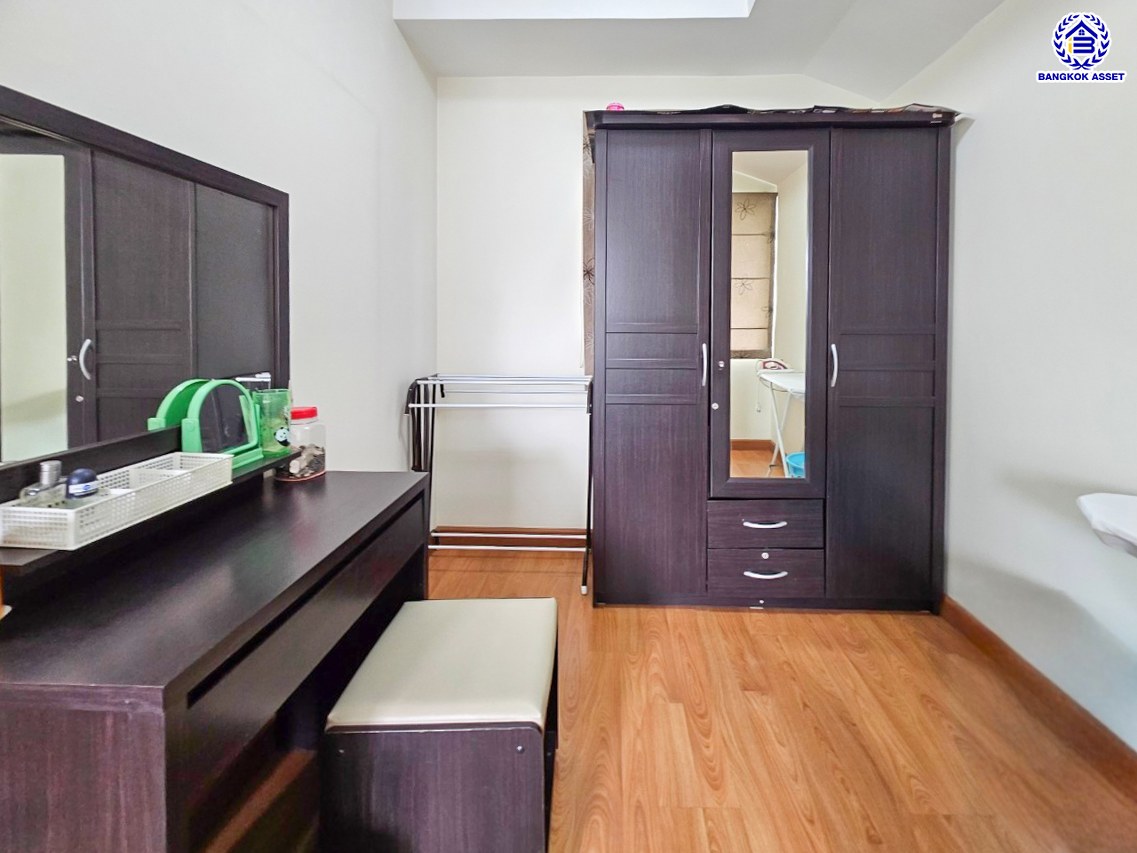 บ้านแฝดมือสอง โครงการ โฮมเพลส วงแหวน-รัตนาธิเบศร์ หลังริม! เนื้อที่ 45.20 ตร.ว. พื้นที่ใช้สอย 150 ตร.ม. ฟังก์ชัน 3 ห้องนอน 2 ห้องน้ำ ที่จอดรถ 2 คัน แถมฟรี! เครื่องปรับอากาศ พร้อมเข้าอยู่ ตั้งอยู่บนทำเลแห่งการเดินทาง ใกล้รถไฟฟ้าสายสีม่วง "สถานีคลองบางไผ่" และจุดขึ้นทางด่วน "กาญจนาภิเษก"...