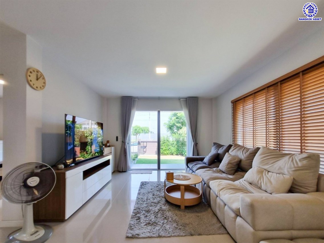 บ้านเดี่ยวมือสองกรุงเทพ โครงการ คาซ่าวิลล์ วงแหวน-รามอินทรา เนื้อที่ 59.40 ตร.ว. พื้นที่ใช้สอย 180 ตร.ม. ฟังก์ชัน 4 ห้องนอน 3 ห้องน้ำ 2 ที่จอดรถ แถมฟรี! เครื่องปรับอากาศ, เครื่องทำน้ำอุ่น, ปั๊มน้ำ แทงค์น้ำ บนทำเลเดินทางสะดวก เชื่อมต่อถนนจตุโชติ, ถนนสุขาภิบาล5, ถนนหทัยราษฎร์, ถนนรัชดา-รามอินทรา ใกล้จุดขึ้นทางด่วน "รามอินทรา-อาจณรงค์(ฉลองรัช)" และ ใกล้แฟชั่นไอส์แลนด์, เดอะพรอมานาด