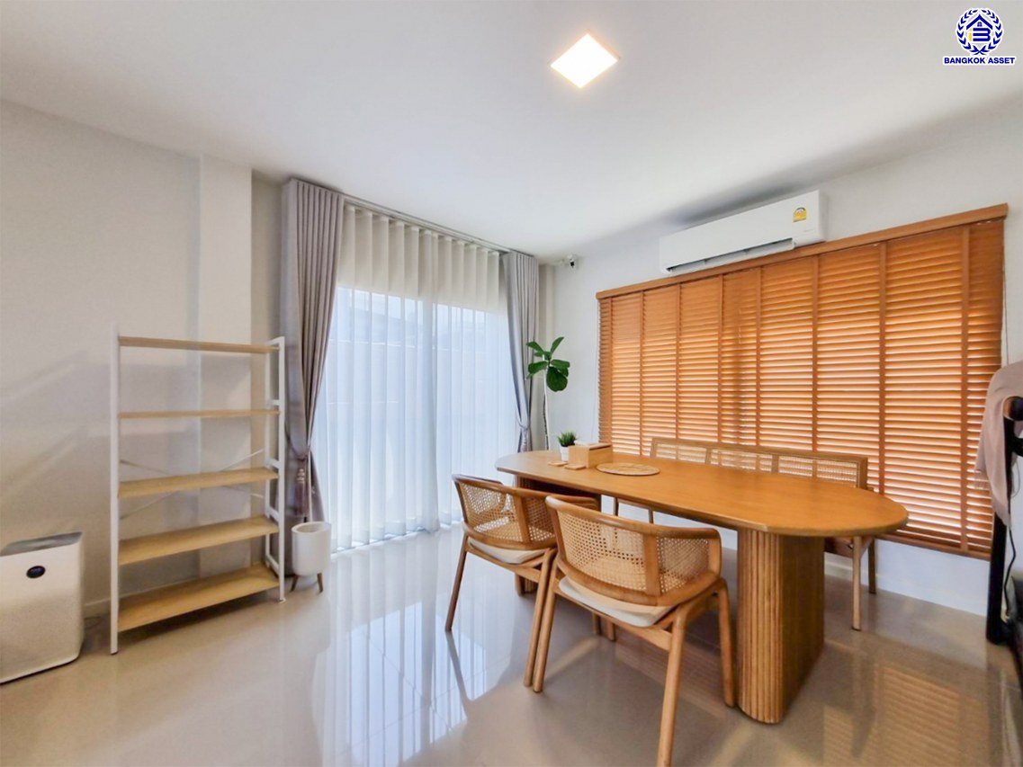 บ้านเดี่ยวมือสองกรุงเทพ โครงการ คาซ่าวิลล์ วงแหวน-รามอินทรา เนื้อที่ 59.40 ตร.ว. พื้นที่ใช้สอย 180 ตร.ม. ฟังก์ชัน 4 ห้องนอน 3 ห้องน้ำ 2 ที่จอดรถ แถมฟรี! เครื่องปรับอากาศ, เครื่องทำน้ำอุ่น, ปั๊มน้ำ แทงค์น้ำ บนทำเลเดินทางสะดวก เชื่อมต่อถนนจตุโชติ, ถนนสุขาภิบาล5, ถนนหทัยราษฎร์, ถนนรัชดา-รามอินทรา ใกล้จุดขึ้นทางด่วน "รามอินทรา-อาจณรงค์(ฉลองรัช)" และ ใกล้แฟชั่นไอส์แลนด์, เดอะพรอมานาด