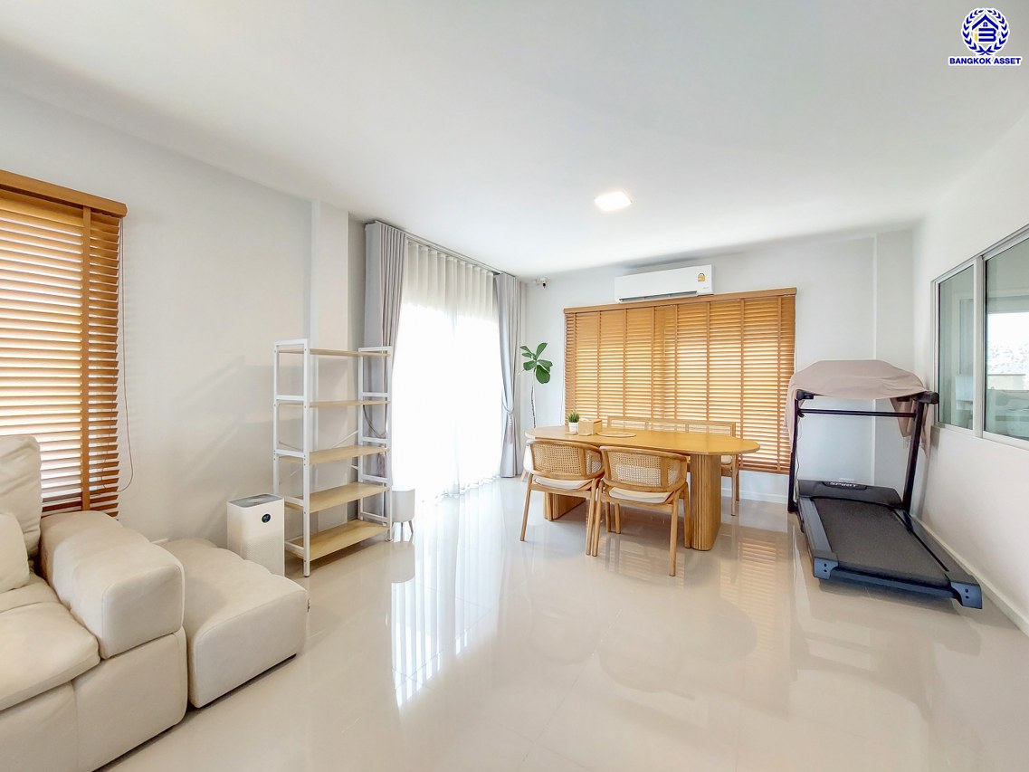 บ้านเดี่ยวมือสองกรุงเทพ โครงการ คาซ่าวิลล์ วงแหวน-รามอินทรา เนื้อที่ 59.40 ตร.ว. พื้นที่ใช้สอย 180 ตร.ม. ฟังก์ชัน 4 ห้องนอน 3 ห้องน้ำ 2 ที่จอดรถ แถมฟรี! เครื่องปรับอากาศ, เครื่องทำน้ำอุ่น, ปั๊มน้ำ แทงค์น้ำ บนทำเลเดินทางสะดวก เชื่อมต่อถนนจตุโชติ, ถนนสุขาภิบาล5, ถนนหทัยราษฎร์, ถนนรัชดา-รามอินทรา ใกล้จุดขึ้นทางด่วน "รามอินทรา-อาจณรงค์(ฉลองรัช)" และ ใกล้แฟชั่นไอส์แลนด์, เดอะพรอมานาด