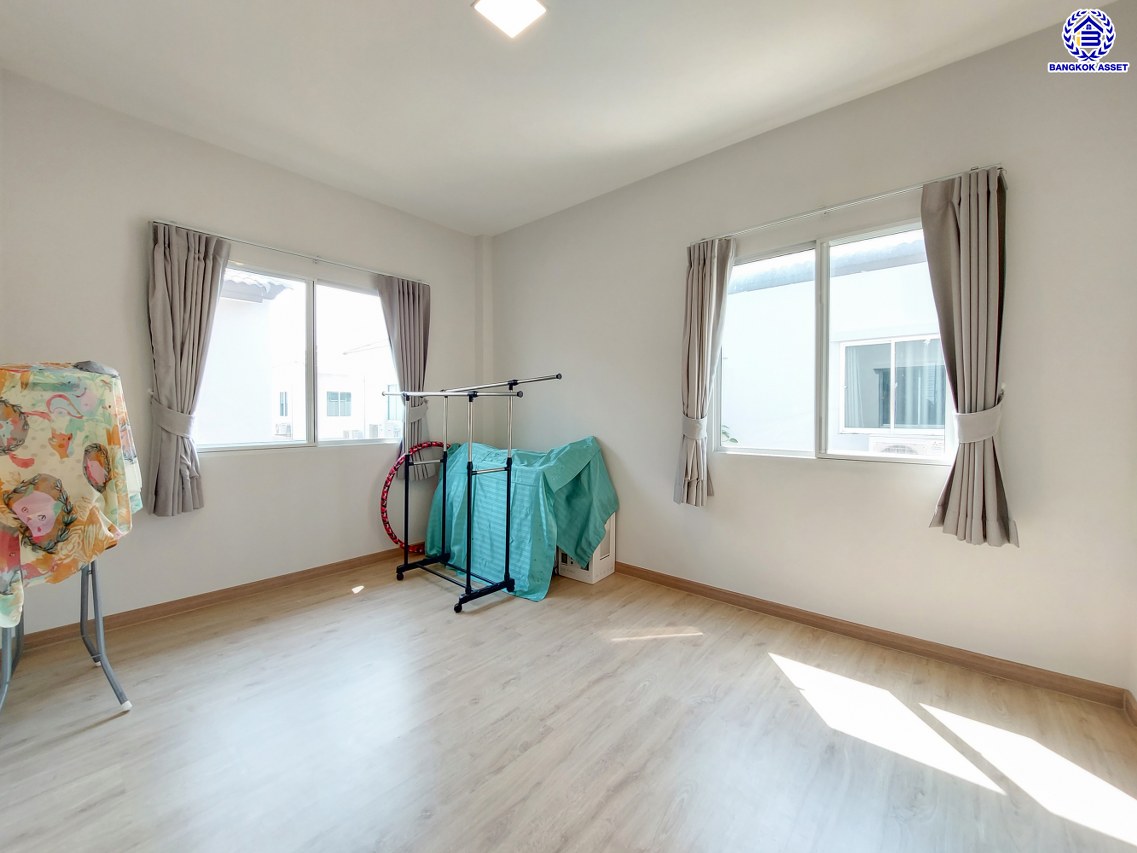 บ้านเดี่ยวมือสองกรุงเทพ โครงการ คาซ่าวิลล์ วงแหวน-รามอินทรา เนื้อที่ 59.40 ตร.ว. พื้นที่ใช้สอย 180 ตร.ม. ฟังก์ชัน 4 ห้องนอน 3 ห้องน้ำ 2 ที่จอดรถ แถมฟรี! เครื่องปรับอากาศ, เครื่องทำน้ำอุ่น, ปั๊มน้ำ แทงค์น้ำ บนทำเลเดินทางสะดวก เชื่อมต่อถนนจตุโชติ, ถนนสุขาภิบาล5, ถนนหทัยราษฎร์, ถนนรัชดา-รามอินทรา ใกล้จุดขึ้นทางด่วน "รามอินทรา-อาจณรงค์(ฉลองรัช)" และ ใกล้แฟชั่นไอส์แลนด์, เดอะพรอมานาด