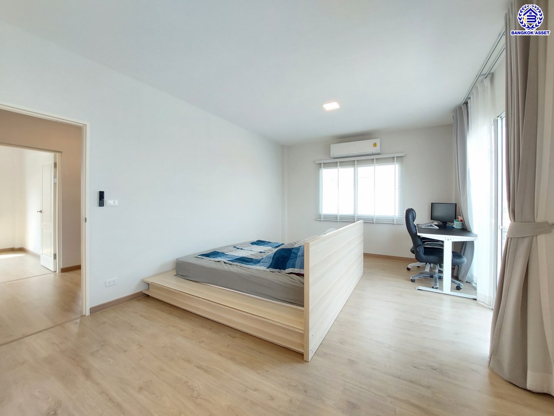 บ้านเดี่ยวมือสองกรุงเทพ โครงการ คาซ่าวิลล์ วงแหวน-รามอินทรา เนื้อที่ 59.40 ตร.ว. พื้นที่ใช้สอย 180 ตร.ม. ฟังก์ชัน 4 ห้องนอน 3 ห้องน้ำ 2 ที่จอดรถ แถมฟรี! เครื่องปรับอากาศ, เครื่องทำน้ำอุ่น, ปั๊มน้ำ แทงค์น้ำ บนทำเลเดินทางสะดวก เชื่อมต่อถนนจตุโชติ, ถนนสุขาภิบาล5, ถนนหทัยราษฎร์, ถนนรัชดา-รามอินทรา ใกล้จุดขึ้นทางด่วน "รามอินทรา-อาจณรงค์(ฉลองรัช)" และ ใกล้แฟชั่นไอส์แลนด์, เดอะพรอมานาด