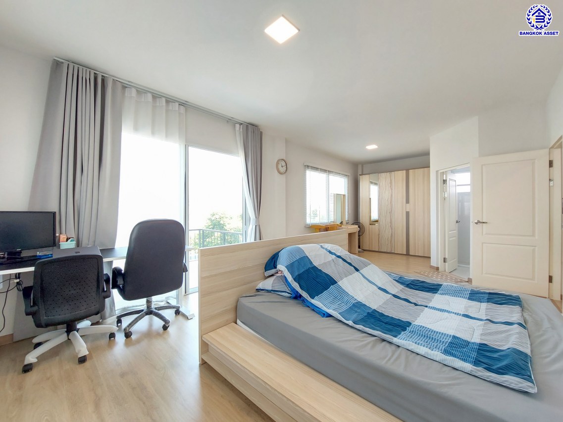 บ้านเดี่ยวมือสองกรุงเทพ โครงการ คาซ่าวิลล์ วงแหวน-รามอินทรา เนื้อที่ 59.40 ตร.ว. พื้นที่ใช้สอย 180 ตร.ม. ฟังก์ชัน 4 ห้องนอน 3 ห้องน้ำ 2 ที่จอดรถ แถมฟรี! เครื่องปรับอากาศ, เครื่องทำน้ำอุ่น, ปั๊มน้ำ แทงค์น้ำ บนทำเลเดินทางสะดวก เชื่อมต่อถนนจตุโชติ, ถนนสุขาภิบาล5, ถนนหทัยราษฎร์, ถนนรัชดา-รามอินทรา ใกล้จุดขึ้นทางด่วน "รามอินทรา-อาจณรงค์(ฉลองรัช)" และ ใกล้แฟชั่นไอส์แลนด์, เดอะพรอมานาด