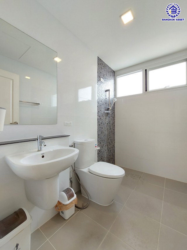 บ้านเดี่ยวมือสองกรุงเทพ โครงการ คาซ่าวิลล์ วงแหวน-รามอินทรา เนื้อที่ 59.40 ตร.ว. พื้นที่ใช้สอย 180 ตร.ม. ฟังก์ชัน 4 ห้องนอน 3 ห้องน้ำ 2 ที่จอดรถ แถมฟรี! เครื่องปรับอากาศ, เครื่องทำน้ำอุ่น, ปั๊มน้ำ แทงค์น้ำ บนทำเลเดินทางสะดวก เชื่อมต่อถนนจตุโชติ, ถนนสุขาภิบาล5, ถนนหทัยราษฎร์, ถนนรัชดา-รามอินทรา ใกล้จุดขึ้นทางด่วน "รามอินทรา-อาจณรงค์(ฉลองรัช)" และ ใกล้แฟชั่นไอส์แลนด์, เดอะพรอมานาด